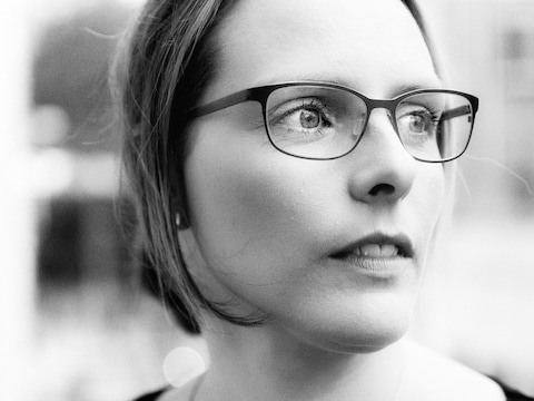 Aline Sax komt naar Zonnebeke voor een lezing. 