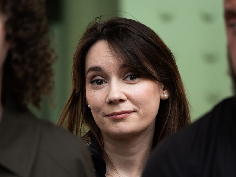 Franse regering geïrriteerd dat mediagroep van conservatieve miljardair Bolloré podium blijft bieden aan ex-directrice Russia Today