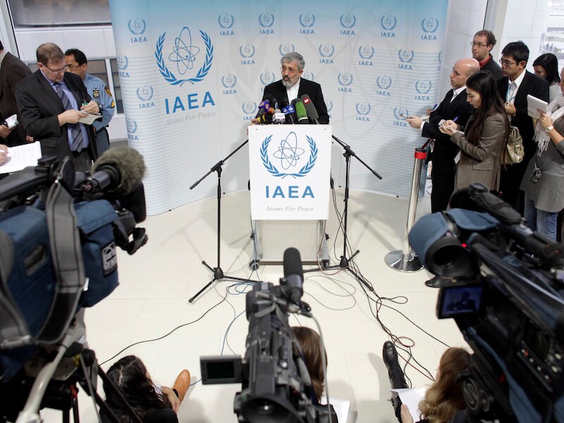 Ali Asghar Soltaniyeh spreekt de media toe.