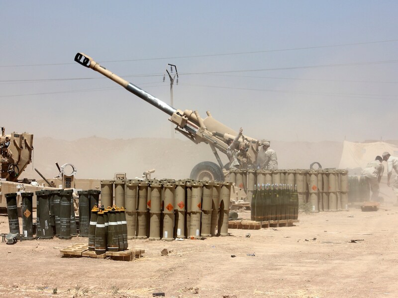 Het Iraakse leger zette gisteren artillerie-geschut in tegen ISIS-strijders bij de stad Udaim.