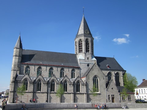 De dekenale kerk van Deinze.