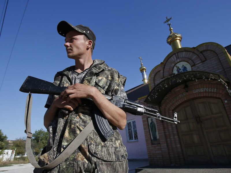 Een pro-Russische separatist houdt de wacht nabij het Oekraïense Ilovaysk. Een staakt-het-vuren lijkt voorlopig stand te houden.