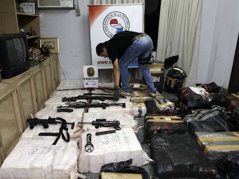 Naast de drugs werden ook wapens in beslag genomen.