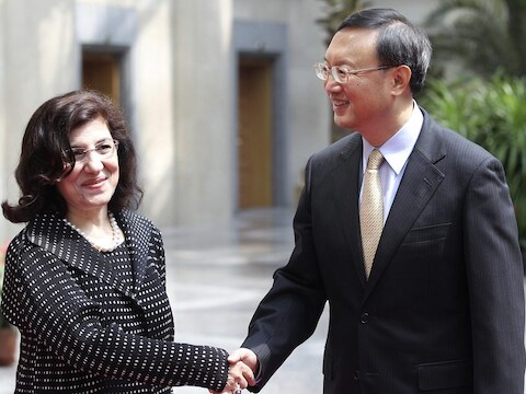 De Chinese minister van Buitenlandse Zaken Yang Jiechi en de Syrische gezant Bouthaina Shaaban.