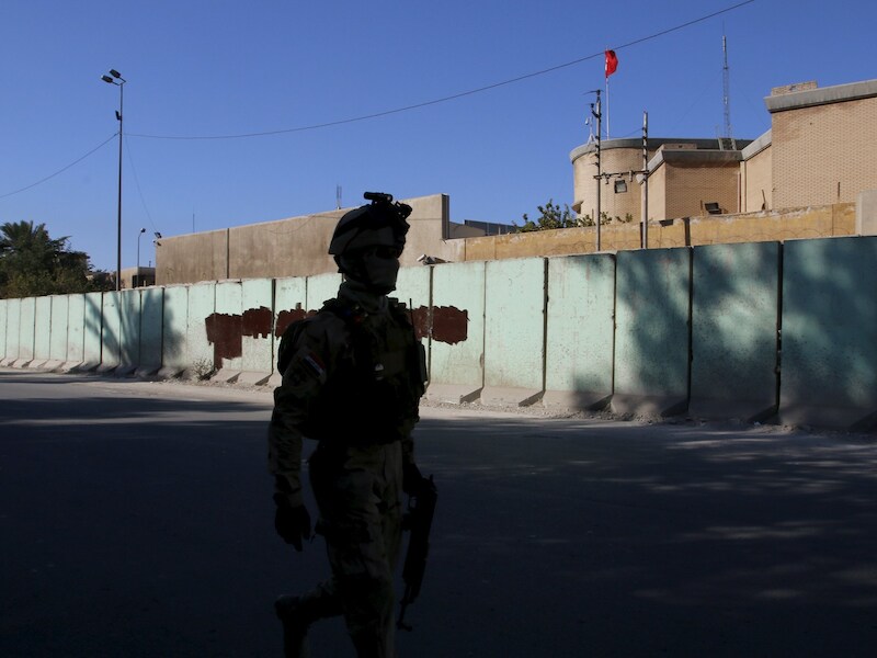 Een Iraakse militair bij de Turkse ambassade in Bagdad.