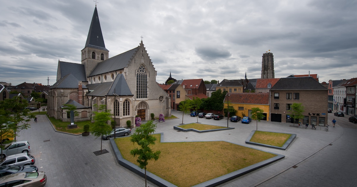 Man (43) slaapt roes uit voor kerk in Mechelse stadscentrum: “Hij droeg een wapen aan de broek”