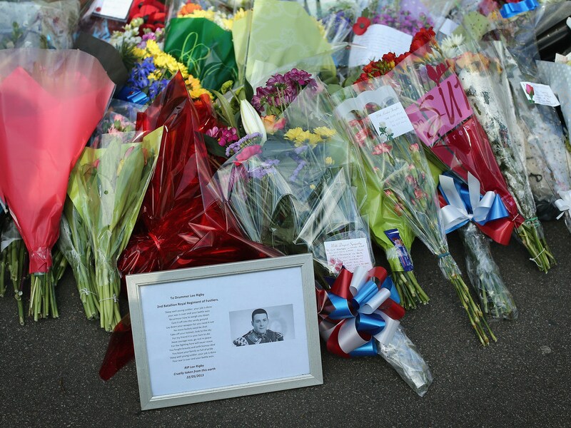 Voor slachtoffer Lee Rigby worden bloemen neergelegd.