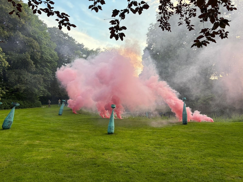 “Heel wat Lokeraars wisten niet wat er aan de hand was”: oppositie hekelt communicatie over knallende kunstperformance in Park Ter Beuken