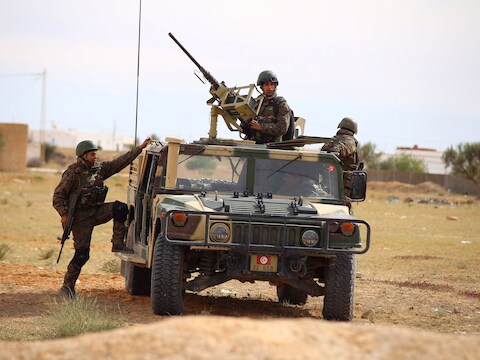 Tunesische militairen een dag na de zware gevechten in Ben Gardane.