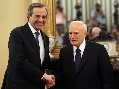 President Karolos Papoulias (R) zal Griekenland vertegenwoordigen op de komende eurotop.