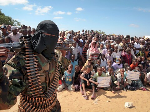 Een strijder van al-Shabaab tijdens een demonstratie in de buitenwijken van Mogadishu (Somalië), twee jaar geleden.