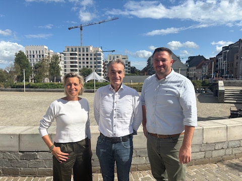 Schepen van Sport Sofie D’hondt, organisator Henk Demetsenaere en burgemeester Rutger De Reu zijn klaar voor de Deinze City Triatlon.