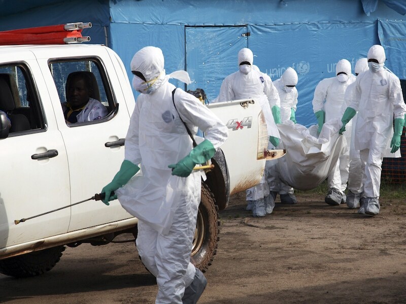 Een vrouw die aan ebola is overleden wordt uit een Liberiaans ziekenhuis gehaald, zodat ze begraven kan worden