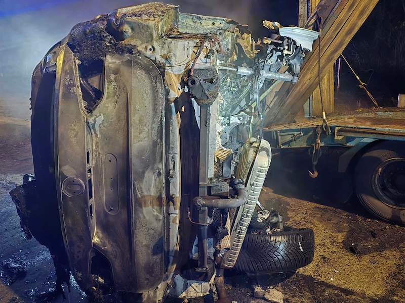 De BMW brandde volledig uit na een zware crash.