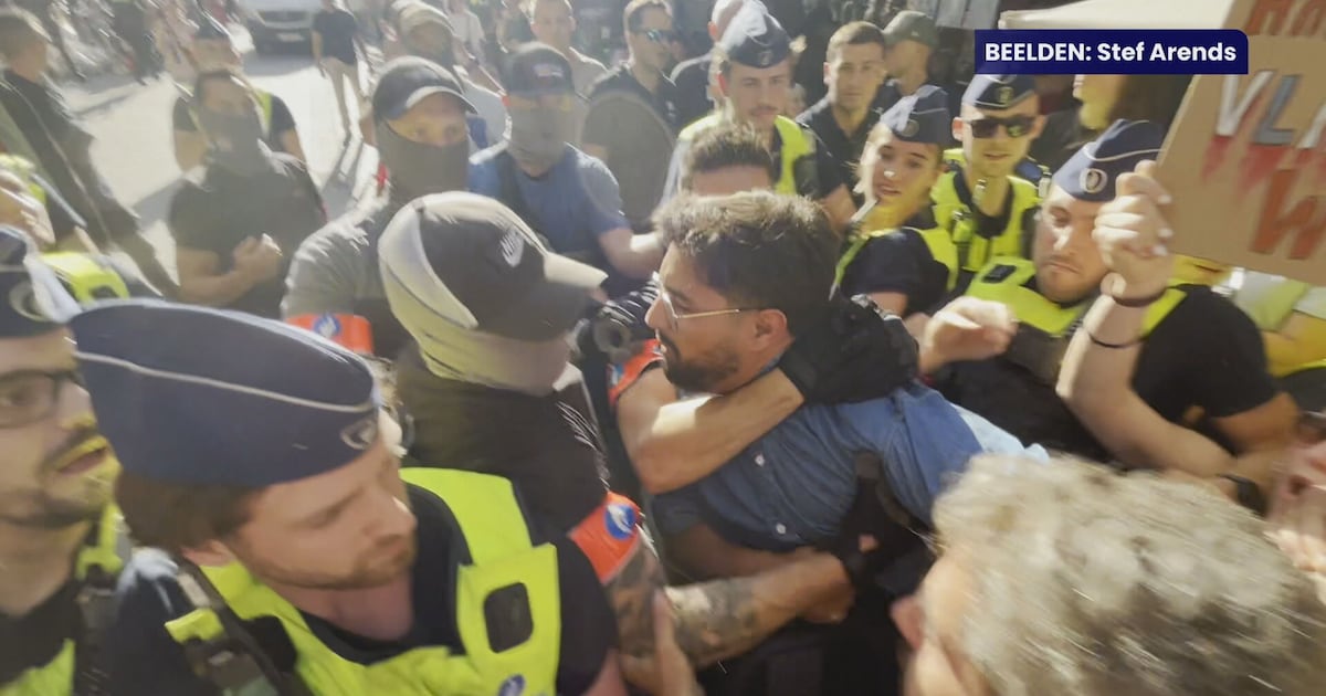 Beelden tonen hoe Groen-voorzitter Aimen Horch door gemaskerde agenten ...