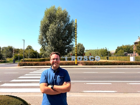 Schepen David Vandekerkhove aan de nieuwe veilige oversteekplaats op de Leuzesesteenweg aan ‘t Rosco in Ronse.
