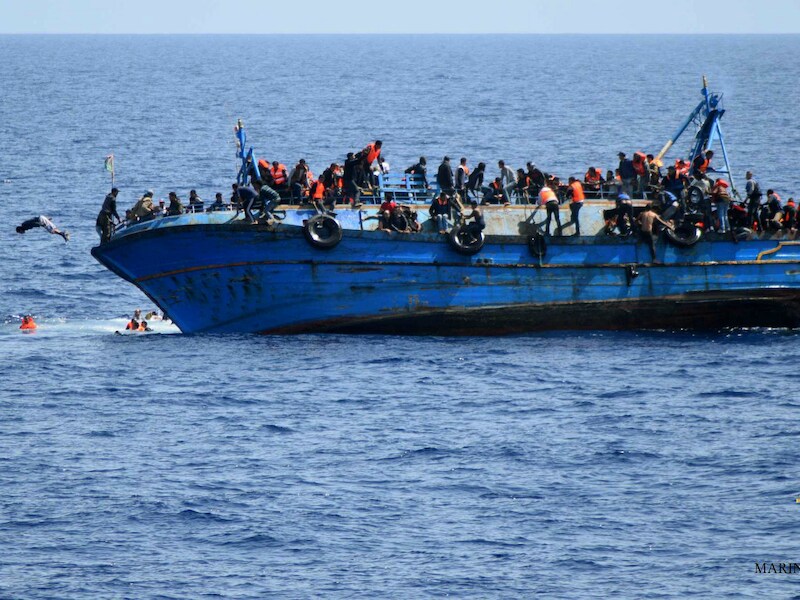 Een boot met vluchtelingen kapseist in de Middellandse Zee.