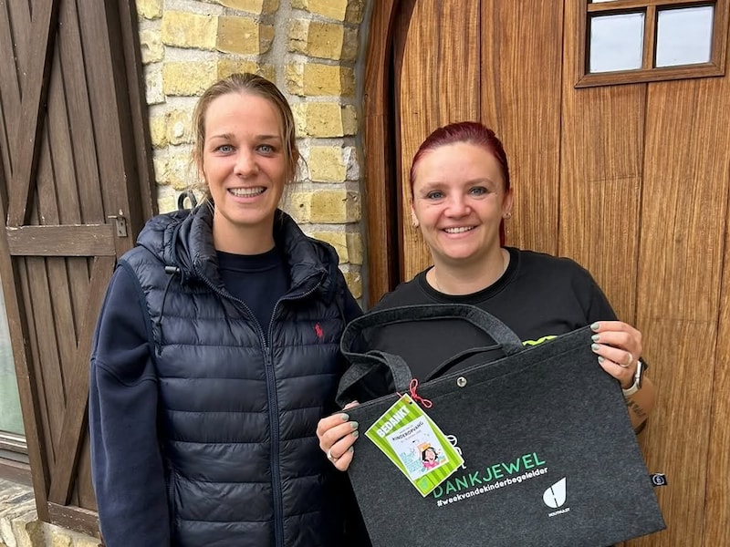 Schepen Tessa Vandewalle dankt op de dag van de kinderbegeleider alle onthaalouders en personeel van bko. Op de foto staat onthaalouders Shannou Rabaut.
