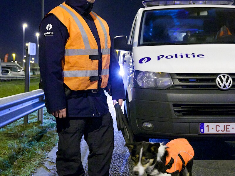 Een politieactie rond illegale immigratie en mensensmokkel langs de snelwegen in West-Vlaanderen (archiefbeeld).
