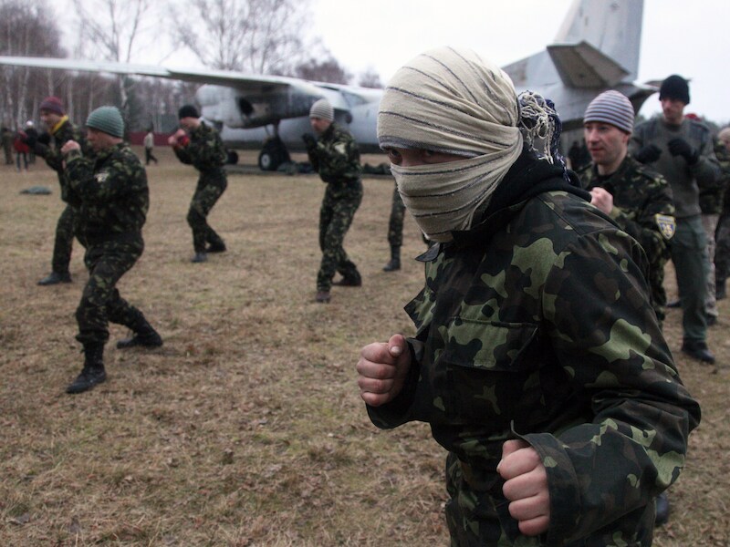 Oekraïense strijdkrachten trainen nabij Kiev.