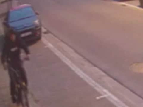 Op deze camerabeelden is te zien hoe de man het slachtoffer achtervolgt op de fiets. Eerder viel hij ook al een vrouw aan op een step.