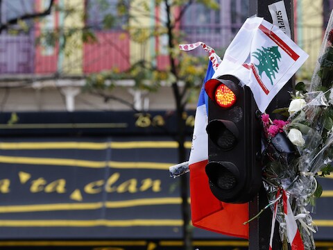 De in het been geschoten Amerikaan hield zich voor dood en sleepte zich naar de uitgang terwijl de schutters hun wapens herlaadden.