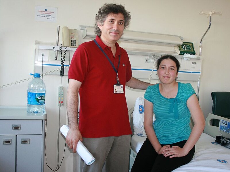 Dokter Omer Ozkan met Derya Sert, bij wie zijn achtkoppige Turkse doktersteam een succesvolle baarmoedertransplantatie uitvoerde