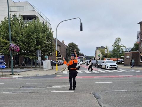 De politie regelt het verkeer tijdens de ochtendspits op het kruispunt van de Leuvensesteenweg en de Stationstraat in Kortenberg.