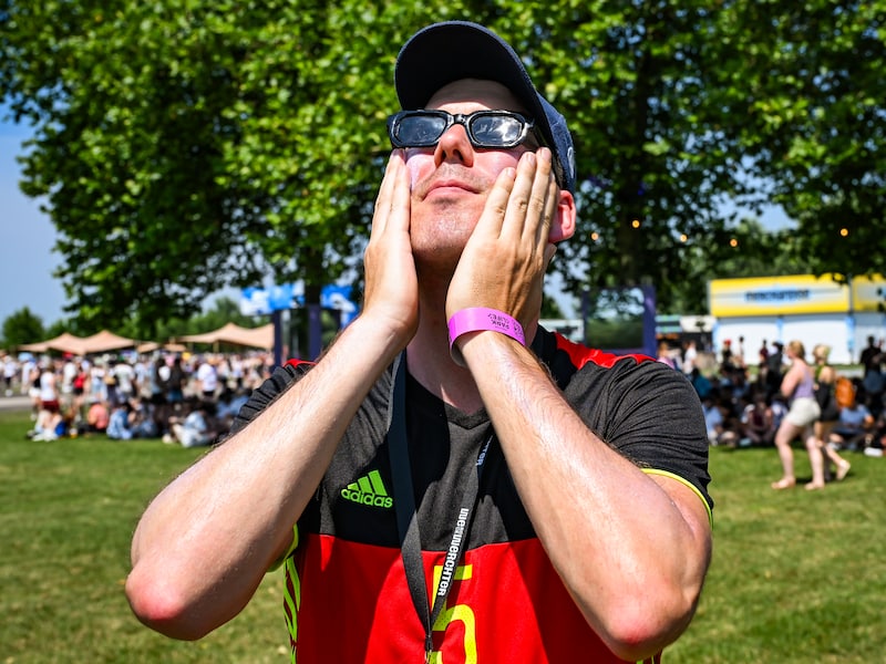 Wouter is goed beschermd tegen de zon. 