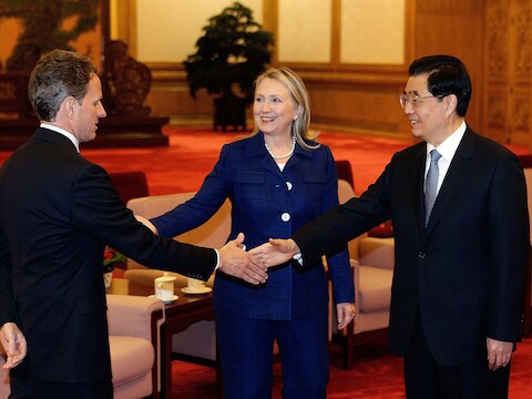 Buitenlandminister Hillary Clinton stelt de Chinese president Hu Jintao voor aan Timothy F. Geithner, de Amerikaanse minister van Financiën.