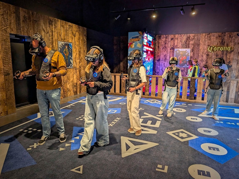Dankzij de hoogtechnologische helm worden de spelers in het spel gezogen
