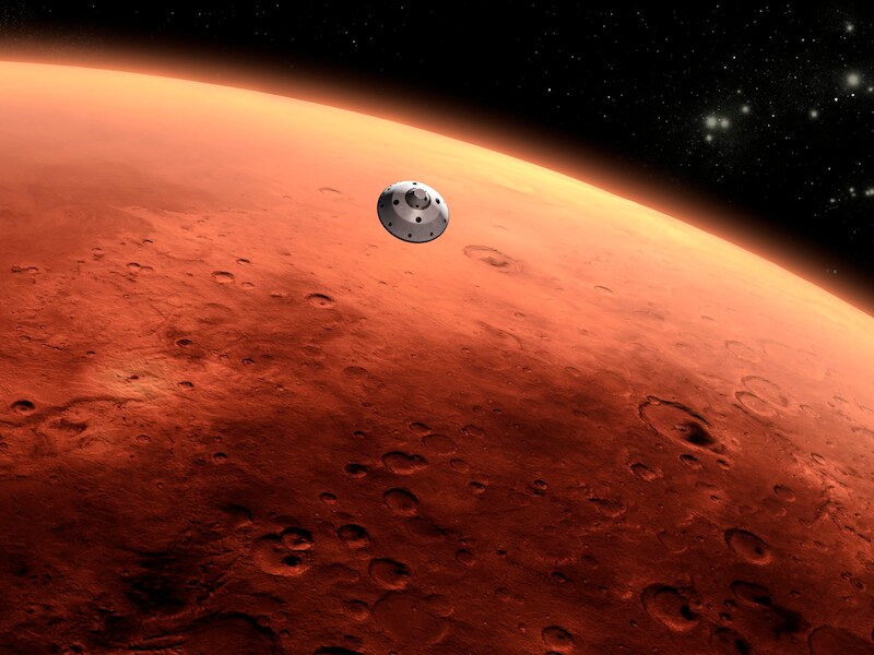 Een artist's impression hoe het Mars Science Laboratory de planeet Mars nadert.