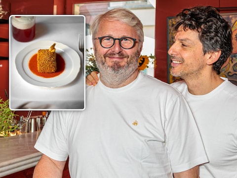 Marcelo Ballardin (rechts) en echtgenoot Dominik D’Hooge, in Dominiks nieuwe restaurant Le ChouChou, naast de sterrenzaak Oak van Ballardin. Hun ‘ChouChou’-kroket is er eentje met bisque en langoustines.