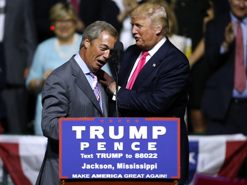 Nigel Farage en Donald Trump tijdens een campagnebijeenkomst in Jackson, Mississippi.