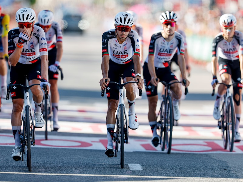“We moeten en mogen niemand de schuld geven”: Team UAE likt de wonden nadat het kopman Tadej Pogacar kwijtspeelt
