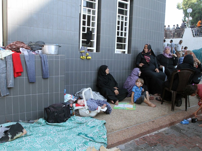 Wachtenden aan het al-Shifa-ziekenhuis in Gaza Stad (archiefbeeld).