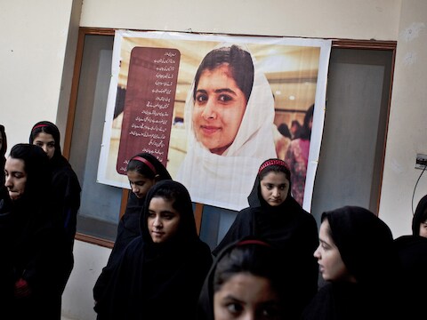 De school in de Pakistaanse stad Mingora waar Malala les kreeg. Haar poster hangt hier nu aan de muur.