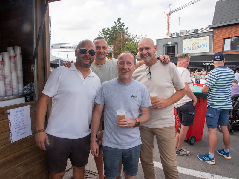 Pinten drinken ten voordele van G-Lymnastiek op Derny Festival