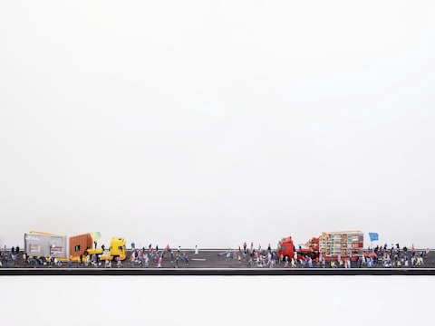 Een schets van de parade. De twee gevels op vrachtwagens worden elk door de stad begeleid door minstens 500 Gentenaars.