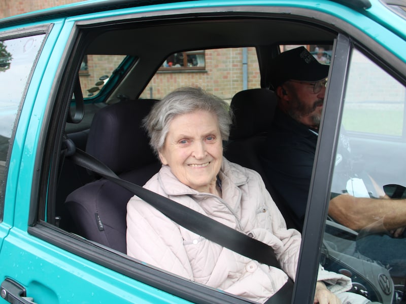 Bewoners van wzc Cassiers genoten van vleugje nostalgie tijdens oldtimerrit