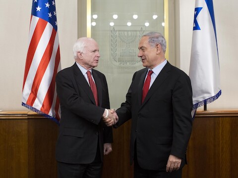 Senator John McCain schudt de hand van Israëlisch premier Benjamin Netanyahu. Hij stelde dat maanden van bombardementen IS "enkel maar sterker hebben gemaakt".