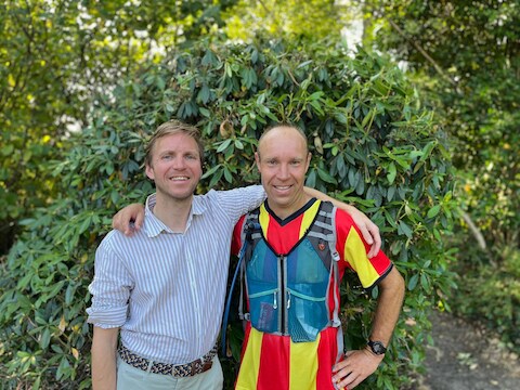 Peter Maes (rechts) loopt de Dodentocht ten voordele van MS-Liga Vlaanderen. Zijn broer (links) kreeg tien jaar geleden de diagnose multiple sclerose.