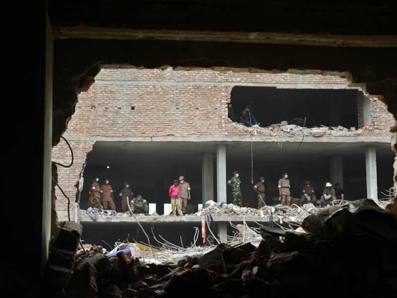 Op 24 april stortte in Bangladesh al een gebouw in waar kledingfabriekjes waren gevestigd. De dodentol liep al op tot meer dan 800.