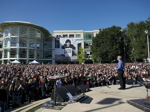 De herdenkingsplechtigheid voor Steve Jobs vond plaats buiten het hoofdkwartier van Apple aan One Infinite Loop in Cupertino.