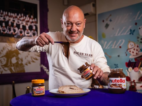 Chocolatier Dominique Persoone test de eerste nieuwe Nutellasmaak in decennia. 