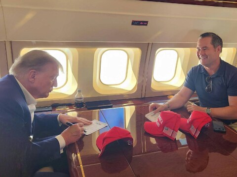 Mike Waltz (rechts) in het vliegtuig waarmee Donald Trump in augustus 2023 naar een verkiezingsmeeting in Iowa vloog.