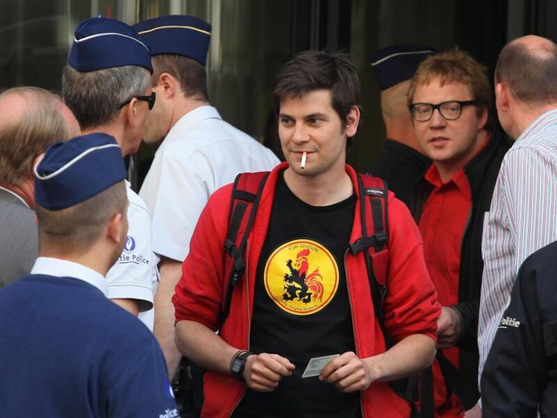 Felix De Clerck, zoon van ontslagnemend minister Stefaan De Clerck (CD&amp;V), wordt door de politie naar buiten geleid.