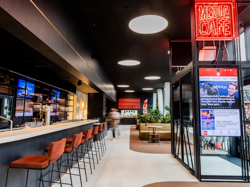 Hoofdredacteur HLN Dimitri Antonissen en Hoofd Regio HLN Lien Henderickx dekken de tafel en nodigen je uit voor een unieke lunch in Antwerpen.