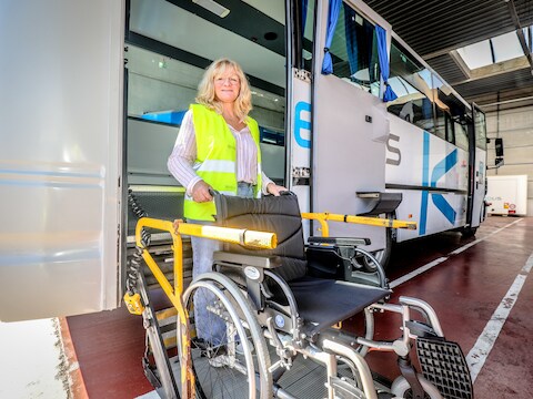 Annemie Goeminne (60) rijdt met een schoolbus met rolstoellift rond. 