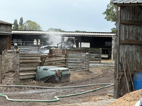 Op het erf van een landbouwbedrijf in Desselgem brandde een tractor uit